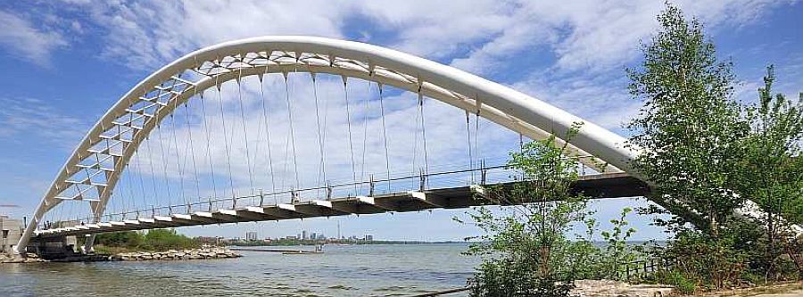 Kładka w Toronto. Sprzężenie łuków przeciw wyboczeniu z płaszczyzny Kładka w Toronto. Sprzężenie łuków przeciw wyboczeniu z płaszczyzny